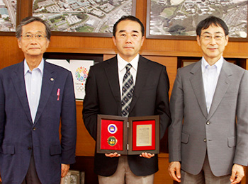 左から大橋理事（研究・国際・医療担当），長屋教授，北野学長