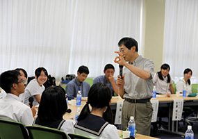 高校生に語りかける北野学長