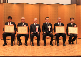 記念撮影（写真左：中村慎太郎さん）