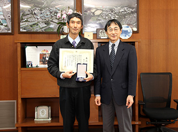 左から石川教授，北野学長