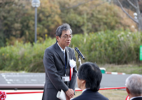 西山理事の北野学長祝辞代読