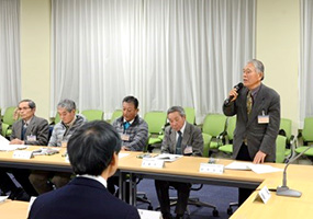 自治会等代表挨拶をする<br>田中鴛野校区連合自治会長