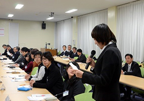 留学の感想等を述べる<br>外国人留学生代表の周さん