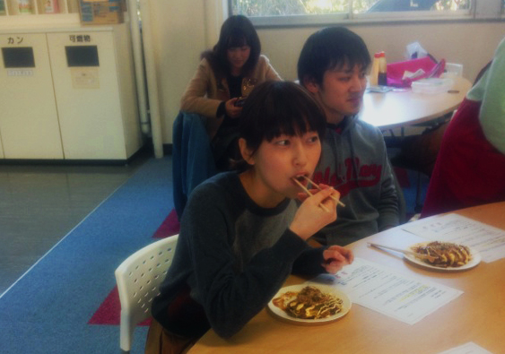 お好み焼きを試食する岩田さん