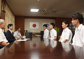 北野学長を表敬訪問した4名