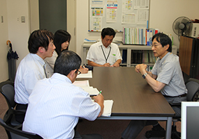 部課長等と意見交換する北野学長（右）