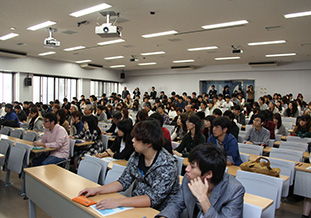 多くの学生・教職員が詰め掛けた会場