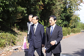 学内を視察する磯崎議員と北野学長