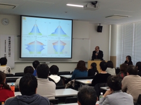 片岡教授の学部概要等説明の様子