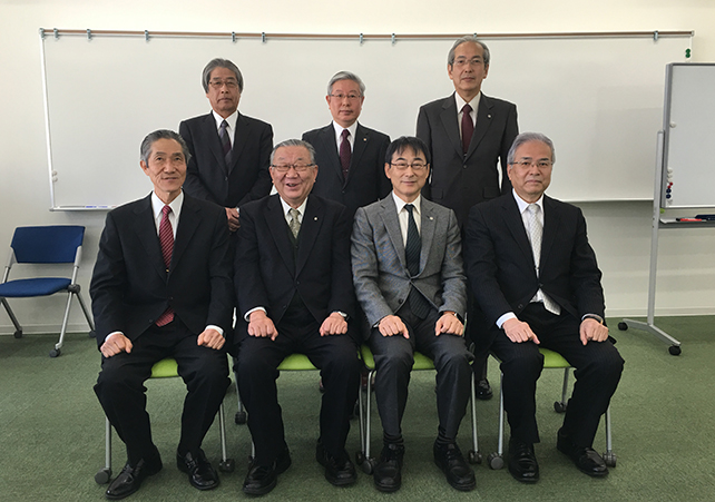 記念撮影<br>前列左から日本文理大学平居学長，別府大学豊田学長，北野学長，立命館アジア太平洋大学是永学長<br>後列左から古城理事，別府溝部学園短期大学牧教授，越智理事