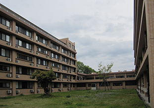 学生寮<br>On-Campus Student Dorm