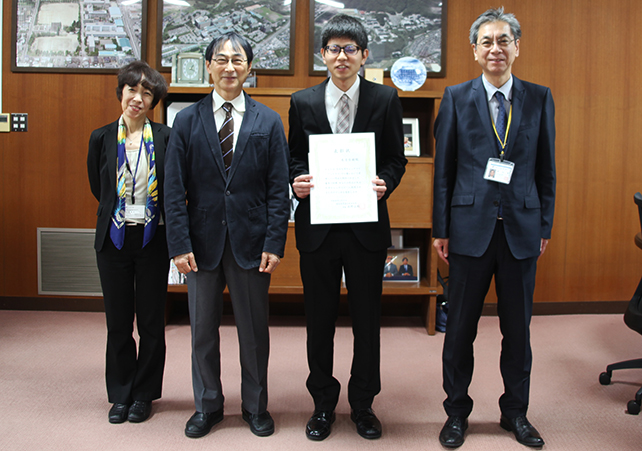 学長室にて記念撮影<br>（左から，松浦副学長，北野学長，末吉さん，西山理事）