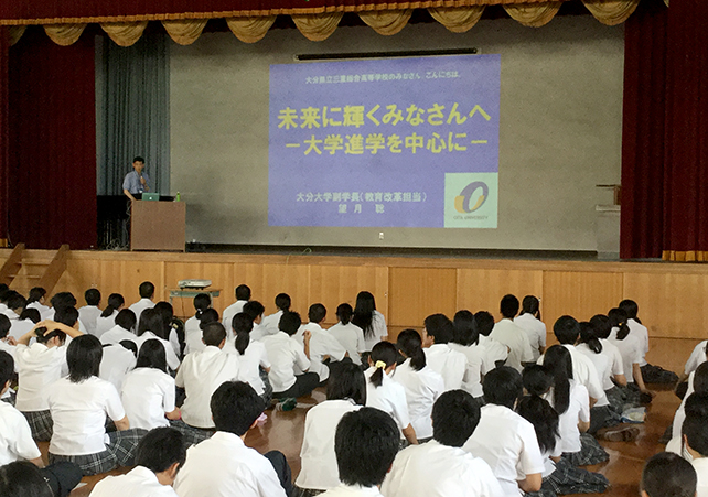 三重総合高等学校で講演する望月副学長