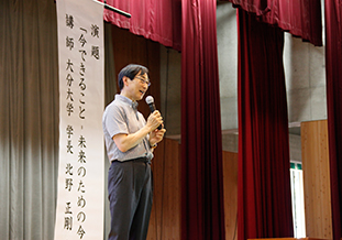 講演する北野学長