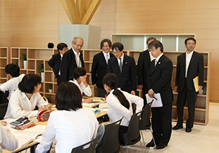 学生交流会館で学生と談笑する常盤局長