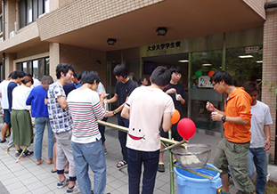 通りすがりの学生も飛び入り参加