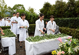 献花を行う教職員及び学生