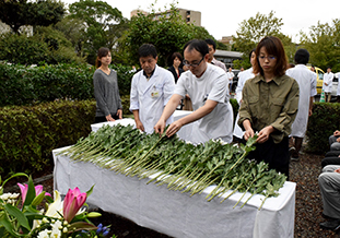 献花を行う教職員及び学生