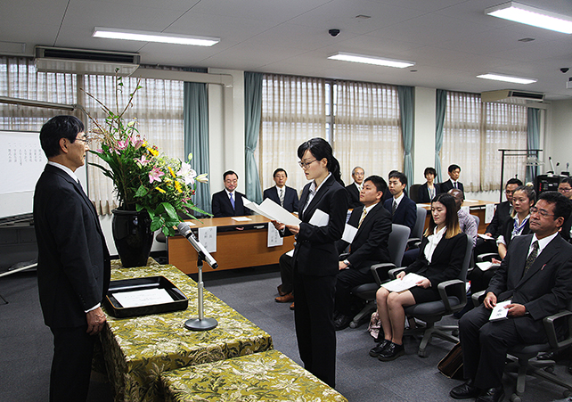 宣誓の挨拶をする医学部代表小栗さん