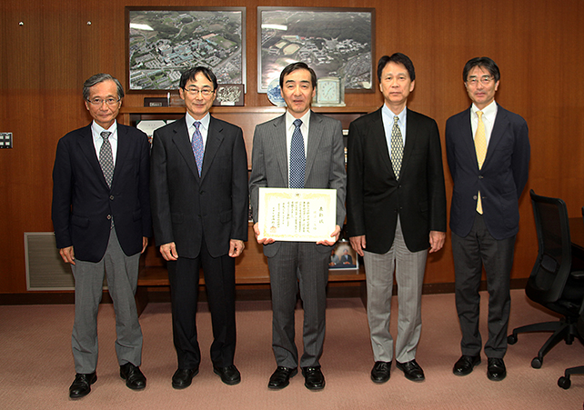 左から大橋理事，北野学長，後藤教授，門田理事，豊田工学部長