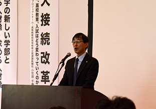 開会挨拶をする北野学長