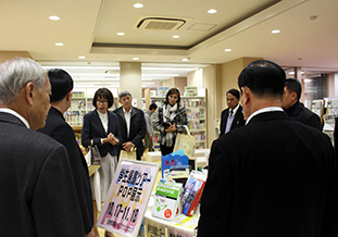 図書館視察の様子