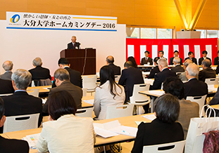 交流会で挨拶する同窓会連合会　秦会長