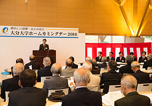 交流会で挨拶する北野学長