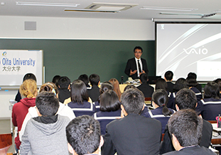 開会の挨拶を行う熊本県立玉名高等学校附属中学校<br>第三学年主任　小篠教諭