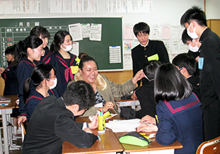 楽しく話す留学生と生徒たち