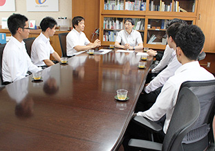 北野学長から激励を受ける学生たち