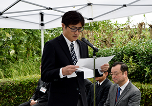 慰霊の辞を奉読する 花田教授