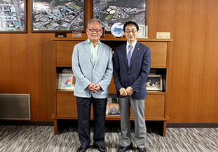 村上氏（左）と北野正剛学長