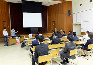 中津市役所でのプレゼンの様子