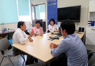 環境・予防医学講座にて山岡教授，松本特任助教と