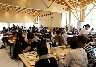 学生交流会館B-Forêtで昼食