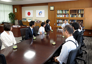 北野学長から激励を受ける学生たち