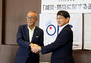 永田悠三郎代表取締役社長（左）と北野学長（右）