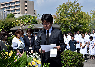 慰霊の辞を奉読する 小林教授