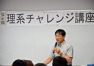 講義を行う北野学長