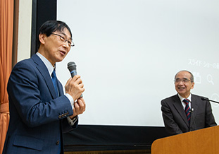 挨拶する北野学長