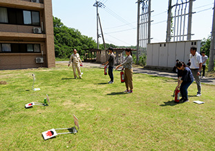 水消火器を使った消火訓練