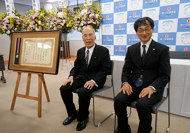 名誉博士の称号を受けた黒土会長（左）　と北野学長