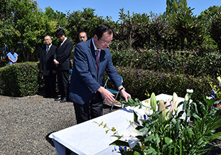 献花を行う守山医学部長