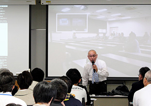 講演を行う産業医科大学 大和教授