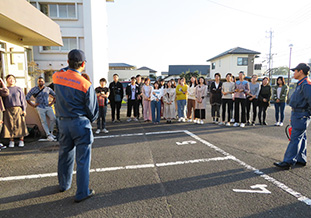 消防署職員による講話を聞く留学生