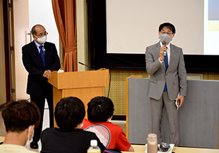 挨拶する北野学長