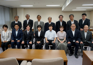 会議終了後，全員で記念写真