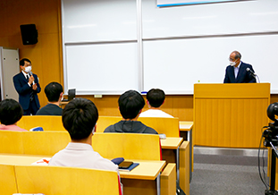 お礼の言葉を述べる北野学長