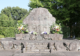 献花式を終えた慰霊碑前